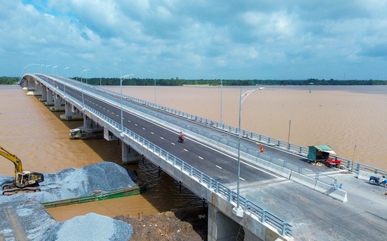 Vừa thông xe 3 ngày, cây cầu vượt sông Hậu nối thông ĐBSCL với TP. HCM bất ngờ tạm dừng lưu thông