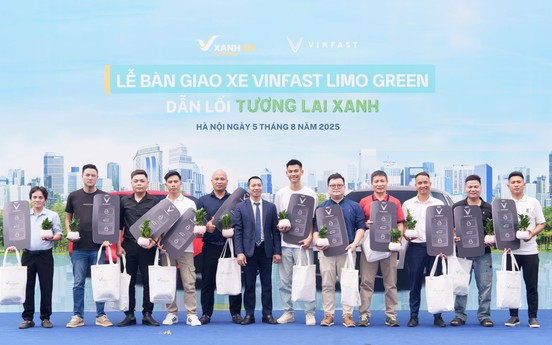 Mua VinFast Limo Green về chạy dịch vụ, tài xế nhận xét: Thực tế đẹp hơn trong ảnh, rộng rãi hơn các đối thủ cùng tầm tiền