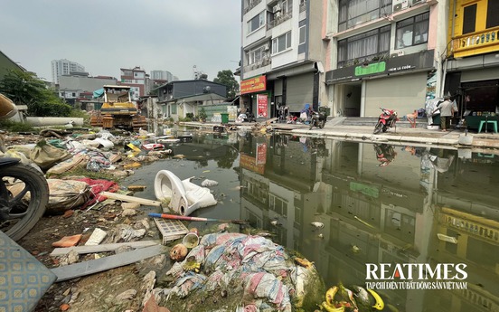 Dự án xây dựng đường vào Trường Đại học Hà Nội chậm tiến độ, ngập rác thải