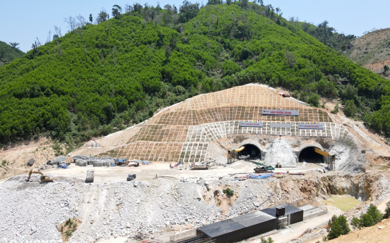 Hầm xuyên núi dài nhất tuyến cao tốc Khánh Hòa - Buôn Ma Thuột do Đèo Cả thi công chồng chất khó khăn