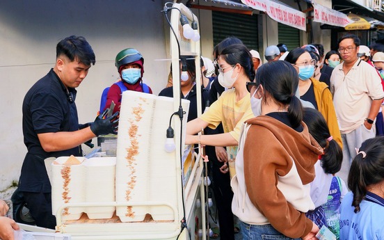 Mỗi ngày chỉ bán 1 tiếng, quầy bánh ven đường để khách chờ dài cả cây số vẫn cháy hàng