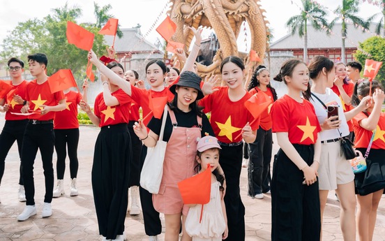 Du khách đổ về Bãi Cháy ngắm pháo hoa, ‘săn’ khoảnh khắc rực rỡ cờ hoa dịp lễ 2/9