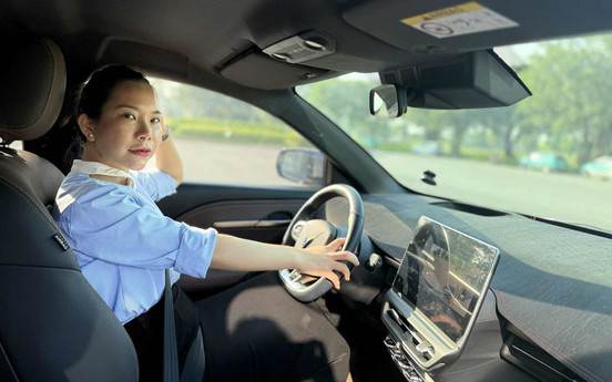 Lái VinFast VF 6 hơn 7.000 km suốt 10 tháng, nữ chủ xe chia sẻ: “Cuộc đời như sang trang từ khi mua xe điện”