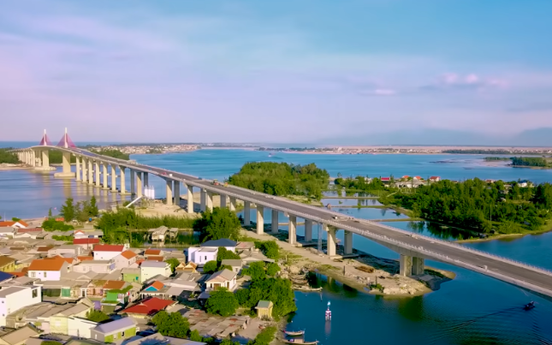 Cầu vượt cửa biển dài nhất miền Trung lùi thời hạn thông xe