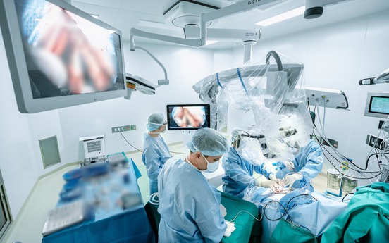 Thoát khỏi nguy cơ liệt tứ chi nhờ phẫu thuật u nội tủy tại Bệnh viện Mặt Trời