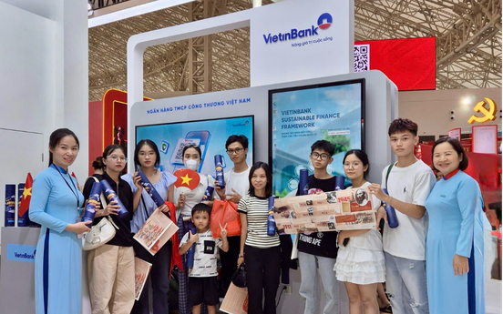 Nhận quà khi check-in gian hàng VietinBank tại Triển lãm thành tựu đất nước
