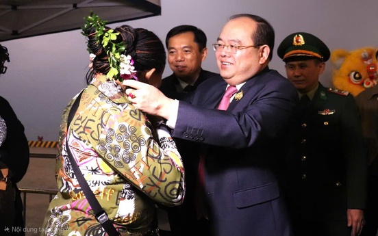 Bí thư Quảng Ninh tặng hoa chào mừng 3.000 du khách "xông đất" năm mới