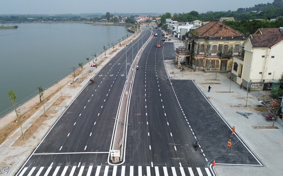 Đường ven sông gần 5km chính thức thông xe, căn nhà cổ trăm năm tuổi từng vướng quy hoạch vẫn 'sừng sững'