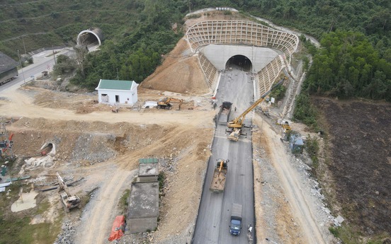 Chưa đầy 2 tuần nữa, chính thức thông xe hầm xuyên qua dãy núi chạy ra biển Đông: Nối thông 2 tỉnh hẹp nhất Việt Nam