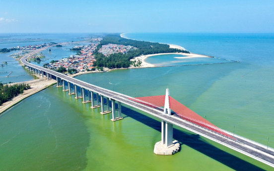 Chỉ vài tháng nữa, cây cầu dây văng vượt biển dài nhất miền Trung sẽ hoàn thành, kết thúc hơn 100 năm di chuyển bằng đò của người dân đôi bờ