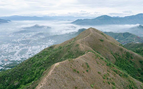 Ngọn núi sở hữu sống lưng khủng long hướng ra biển được quy hoạch phục vụ du lịch