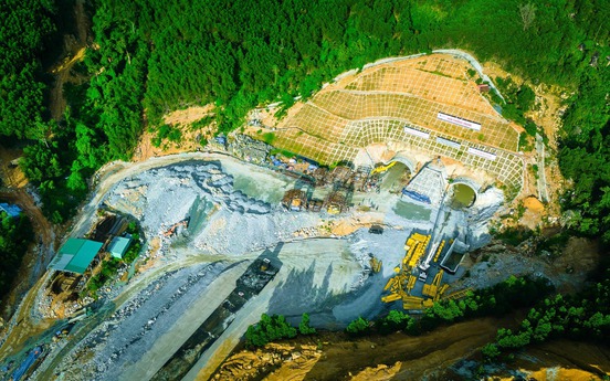 Hầm xuyên núi dài nhất cao tốc 22.000 tỷ, kết nối rừng - biển miền Trung nỗ lực về đích