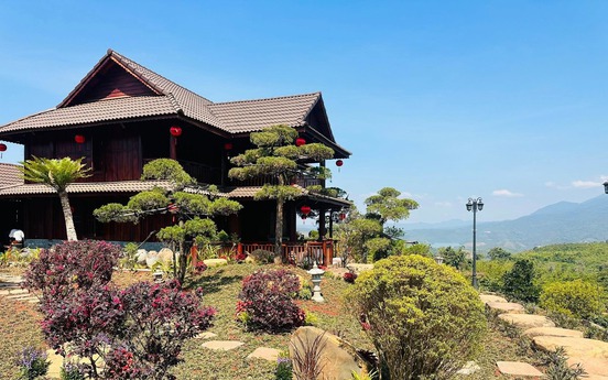 Biệt phủ trên ca nguyên của danh hài ‘nặng nhất Vbiz’: Rộng 10.000m2, kiến trúc đậm chất Việt