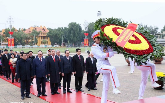 Lãnh đạo Đảng, Nhà nước và đại diện các thế hệ đại biểu Quốc hội vào Lăng viếng Chủ tịch Hồ Chí Minh