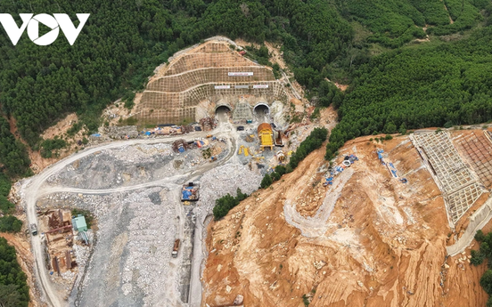 Chính thức thông toàn bộ hầm chui dài nhất tuyến cao tốc nối ‘rừng – biển’ đầu tiên của Việt Nam