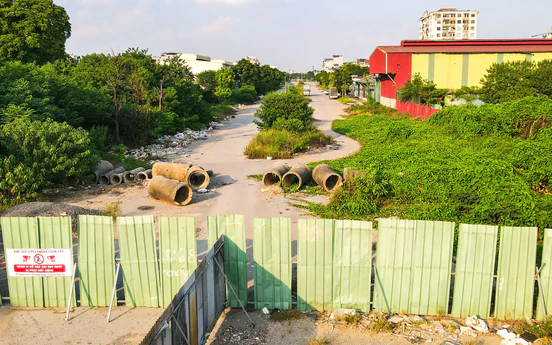 Cận cảnh đường BT đê Ngọc Thụy - Khu đô thị Thượng Thanh dang dở 10 năm vừa được Hà Nội ấn định thời gian hoàn thành