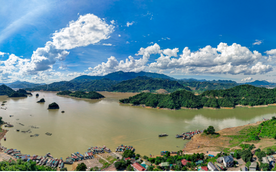 Hồ nước nhân tạo lớn nhất Việt Nam dài 230km, có nhà máy thủy điện lớn nhất Đông Nam Á