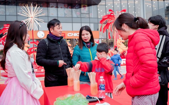 Trung tâm thương mại ROX Tower Goldmark City đi vào hoạt động thu hút đông đảo người dân