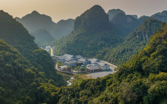 Tập đoàn khách sạn hàng đầu thế giới chính thức tiếp quản khu nghỉ dưỡng cao cấp của Sun Group nằm biệt lập giữa thung lũng