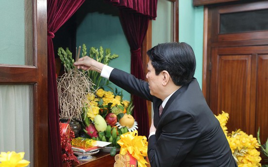 Chủ tịch nước Lương Cường dâng hương tưởng niệm Chủ tịch Hồ Chí Minh tại Nhà 67