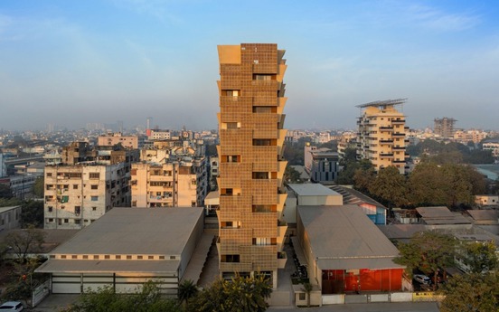 Tòa nhà 12 tầng giữa ‘chảo lửa’ châu Á: Thiết kế cong giúp chống nắng suốt 8 tháng/năm