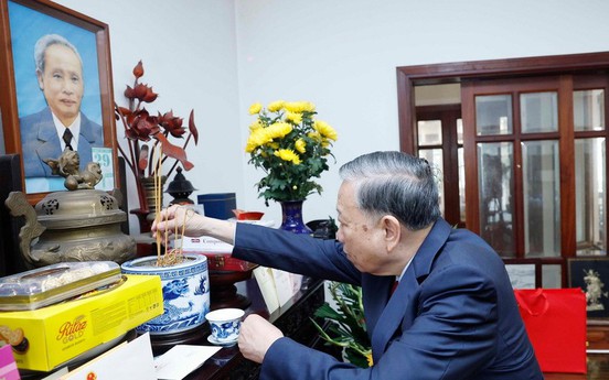 Tổng Bí thư dâng hương tưởng niệm nhân 120 năm Ngày sinh Thủ tướng Phạm Văn Đồng
