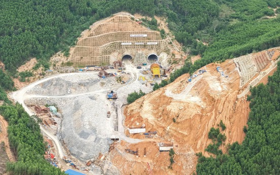Cao tốc gần 22.000 tỷ nối liền rừng - biển nỗ lực thông xe: Hầm xuyên núi phức tạp nhất đã đào thông