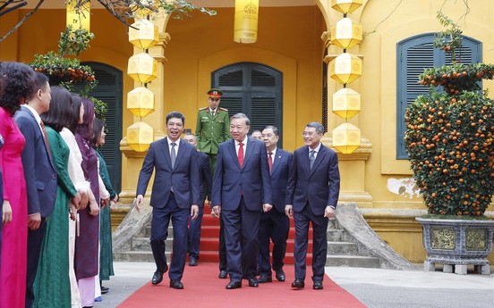 Tổng Bí thư Tô Lâm dâng hương tại Khu Di tích Hoàng thành Thăng Long và Di tích nhà 67