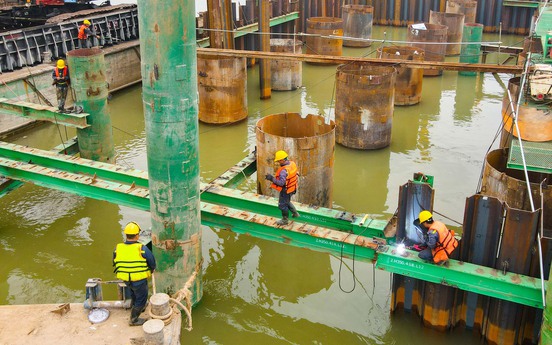 Hối hả thi công xuyên Tết tại dự án cầu Trần Hưng Đạo