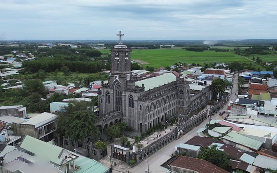 Tỉnh rộng nhất miền Nam sở hữu nhà thờ đá đặc biệt, kiến trúc đậm chất châu Âu