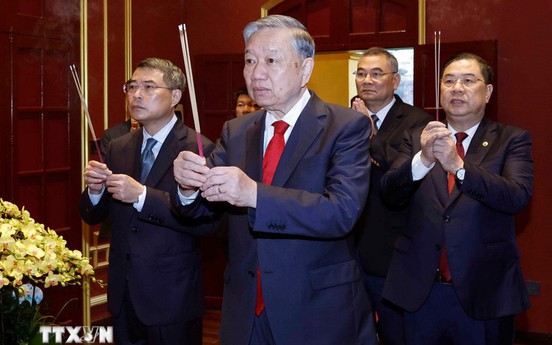 Tổng Bí thư Tô Lâm dâng hương tại Khu Di tích Hoàng thành Thăng Long và Di tích nhà 67