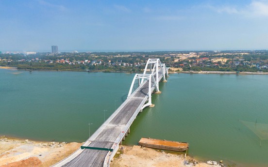 Sắp thông xe cây cầu vòm thép 1.300 tỷ của miền Trung