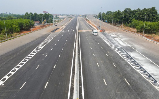 Cao tốc kết nối 2 tỉnh thành giàu nhất Việt Nam thi công xuyên Tết, tiến gần đến ngày thông xe