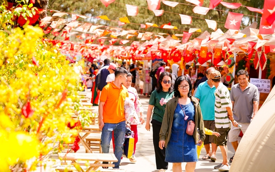 Du khách thích thú hái lộc đầu năm từ cây lì xì “siêu to khổng lồ”, gieo điều ước đầu năm bên “kỳ quan” mai 150 tuổi tại Cần Giờ