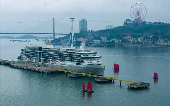 Du khách đi tàu biển đến vịnh Hạ Long được chào đón bằng âm nhạc