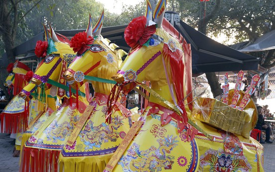 Photo Travel: Tục dâng ngựa giấy "khủng" dưới chân núi Ngũ Mã