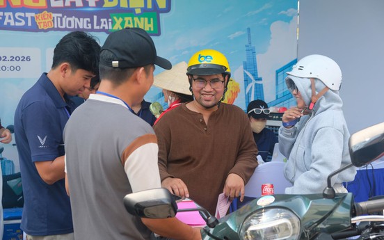 Sự kiện "Đổi xăng lấy điện" tại TP.HCM: Khách hàng mang 2 xe xăng đổi lấy xe điện VinFast về đi Tết