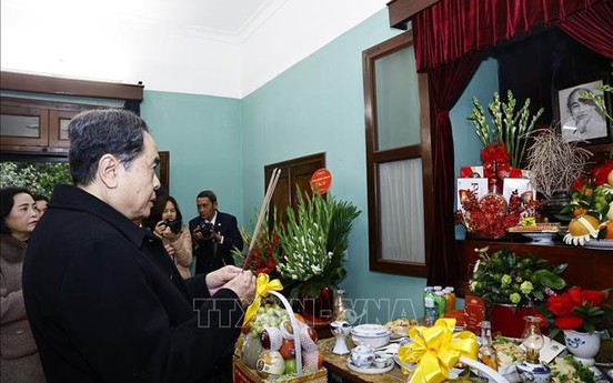 Chủ tịch Quốc hội Trần Thanh Mẫn dâng hương tưởng nhớ Chủ tịch Hồ Chí Minh tại Nhà 67