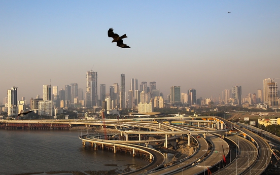 Khoảng cách giàu nghèo phía sau đường cao tốc tỷ USD ven biển Mumbai