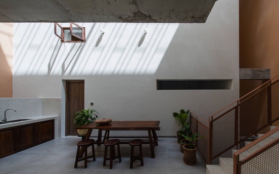 Độc đáo ngôi nhà mái ngói dốc giữa lòng Phan Thiết: Không gian sống đương đại mang hơi thở kiến trúc truyền thống