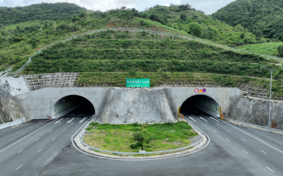 Huy động 1.500 công nhân làm việc 24/24, áp dụng kỹ thuật đặc biệt hàng đầu thế giới, hoàn thành hầm xuyên núi duy nhất Việt Nam trải bê tông nhựa toàn bộ