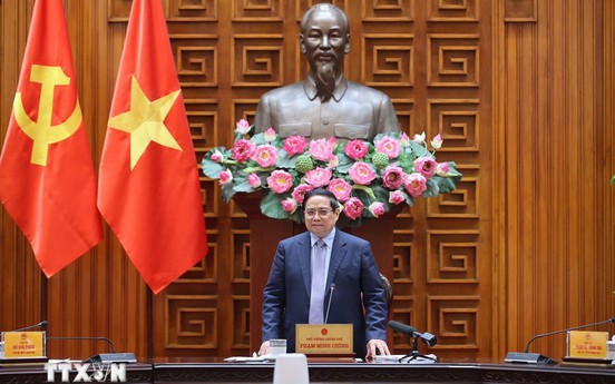 Thủ tướng: Dứt khoát không để thiếu xăng dầu cho sản xuất, kinh doanh, tiêu dùng