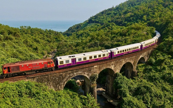 Miền Trung có một đoàn tàu ‘mãn nhãn’: Đi qua cung đường sắt đẹp nhất Việt Nam và vịnh biển đẹp nhất thế giới