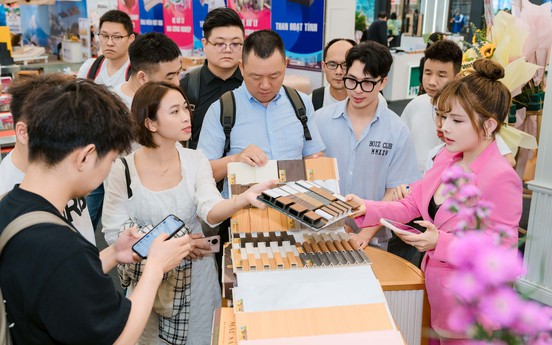 Khách hàng đổ xô tham quan gian hàng gỗ nhựa Việt Ý tại triển lãm Vietbuild Hà Nội 2026