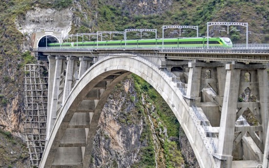 Sắp hoàn thành tuyến đường sắt khó nhất thế giới