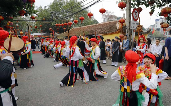 Photo Travel: Lả lơi má đỏ, môi hồng múa điệu "con đĩ đánh bồng" ngày xuân