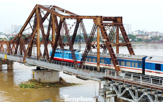 Sắp dừng chạy tàu qua cây cầu sắt có tuổi đời lớn nhất Việt Nam
