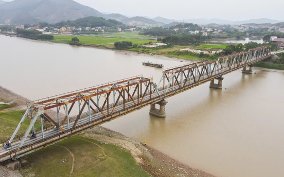 Chỉ vài tháng nữa, cây cầu thay thế cây cầu duy nhất ở Việt Nam có đường sắt chung đường bộ chính thức vận hành