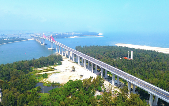 Chỉ 1 tháng nữa, cây cầu vượt biển dài nhất miền Trung chính thức thông xe, kết thúc hơn 100 năm di chuyển bằng đò của người dân đôi bờ