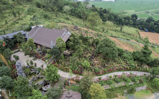 Nữ NSND trẻ nhất Việt Nam sở hữu biệt phủ 8.000m2: Hòn non bộ cao bằng nhà 2 tầng, điện thờ hướng ra dãy núi hùng vĩ